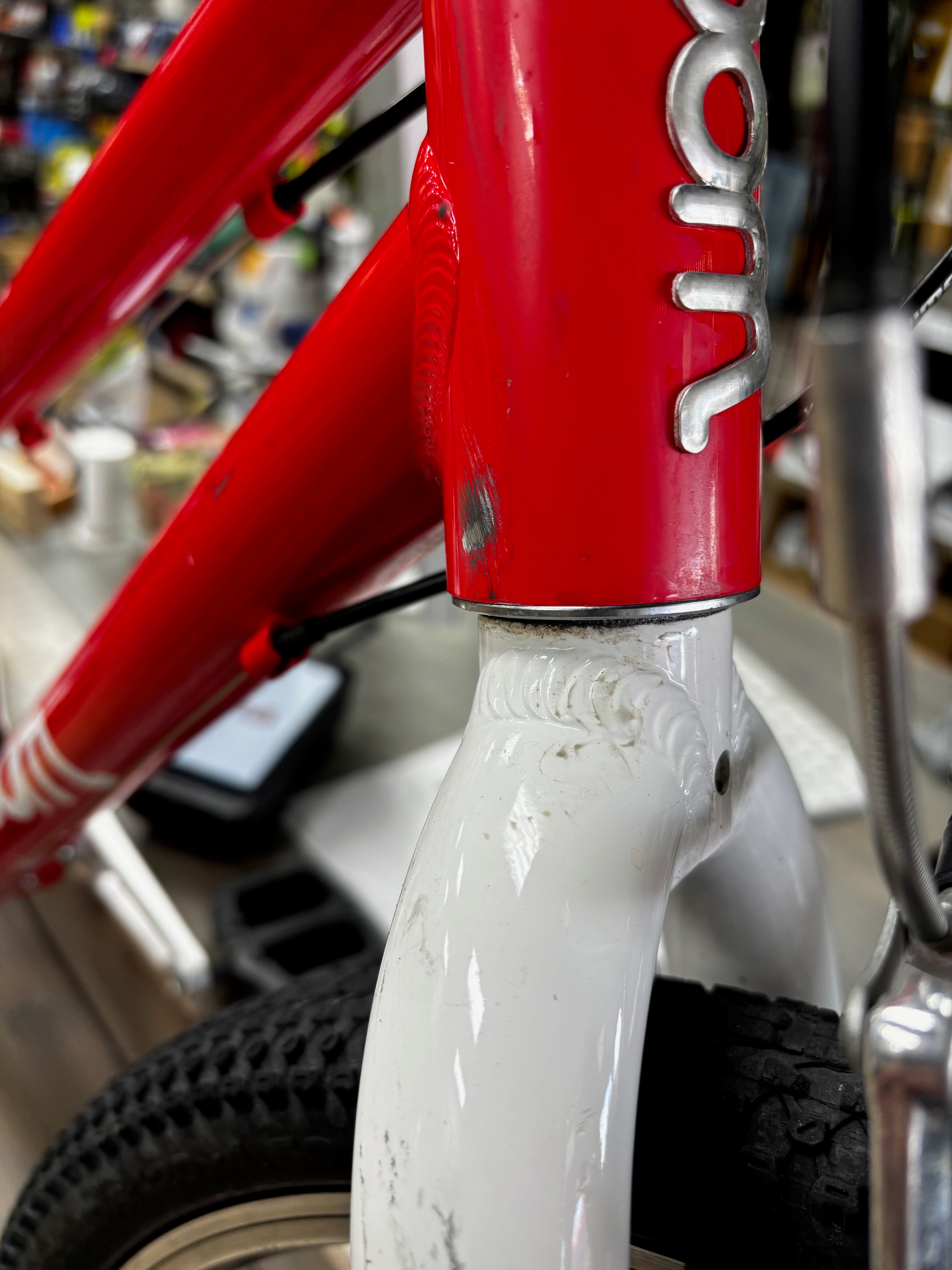 Woom 4 Original, red, scuffs on frame/fork, chain well-kept.
