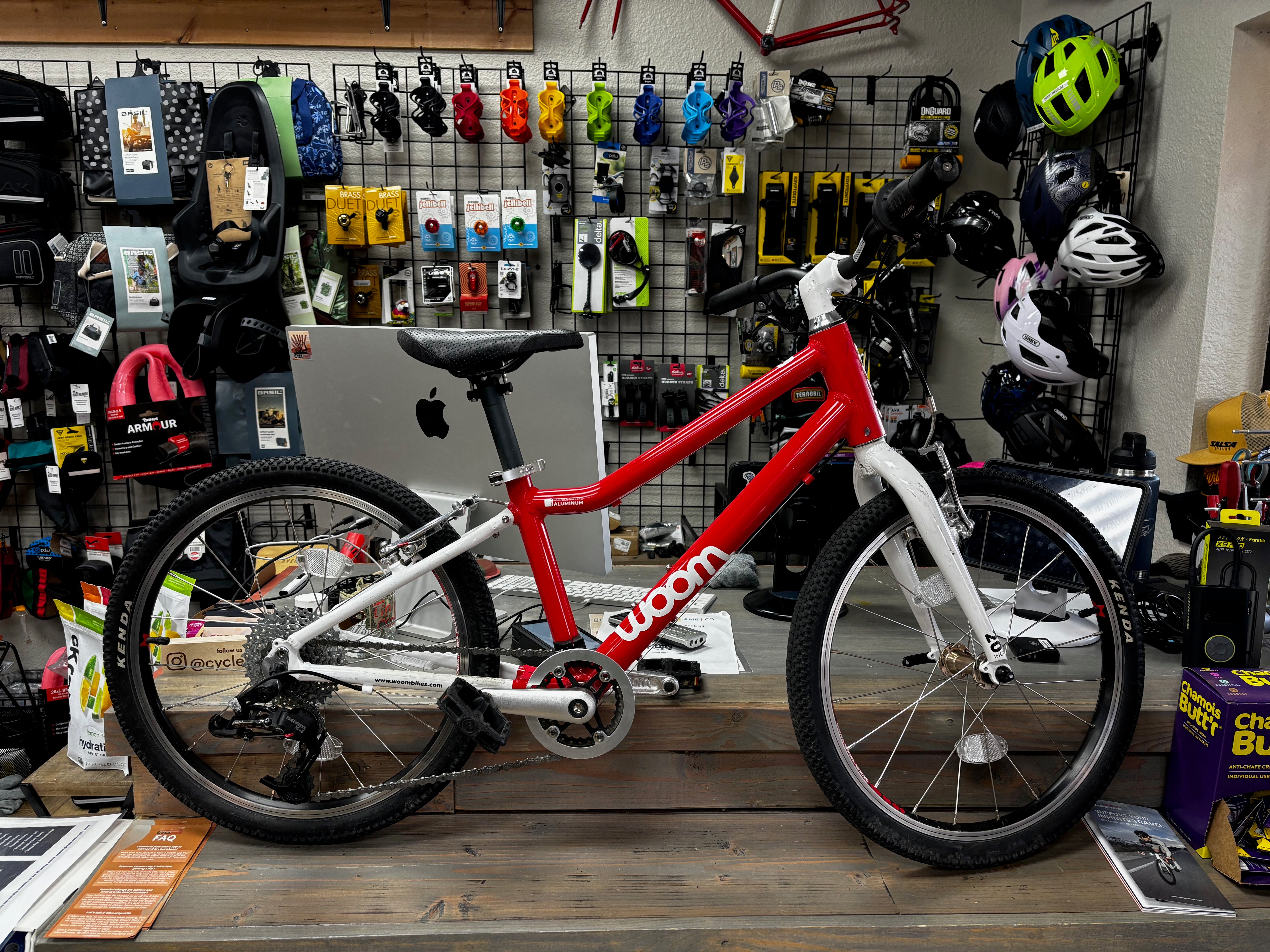 woom バランスバイク 12インチ 緑・白　アメリカ購入　新品46000円 woom バランスバイク 12インチ 緑・白 アメリカ購入 新品46000円